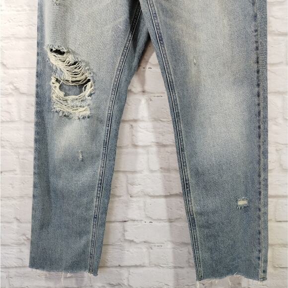 E BDG Women's Light Wash Distressed Ripped Slim Straight Blue Denim Jeans NWT 28 - Picture 4 of 10